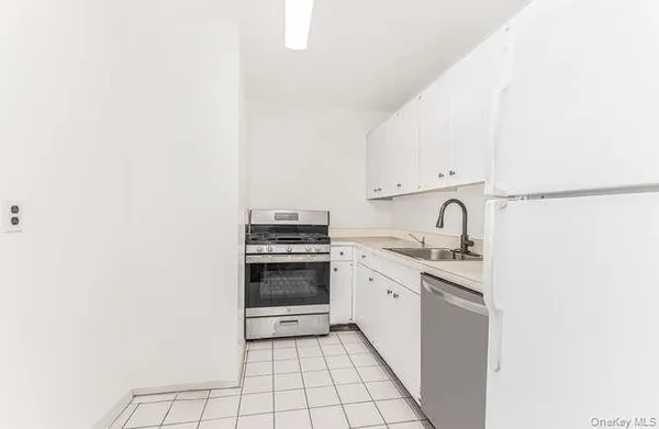 $2,700 | 1155 Warburton Avenue, Unit 2V, Yonkers, NY 10701
