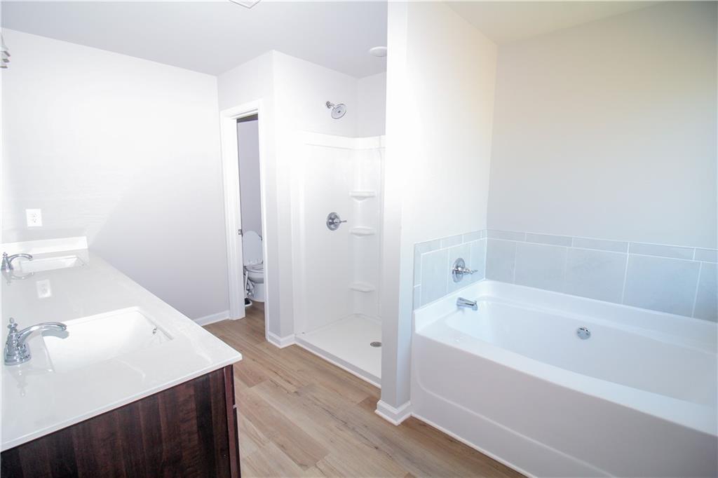 96 Boogies Run Commerce, GA 30529 - Photo 15 of 28 a bathroom with a bathtub and a sink