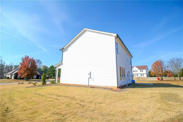 a view of a house with a yard