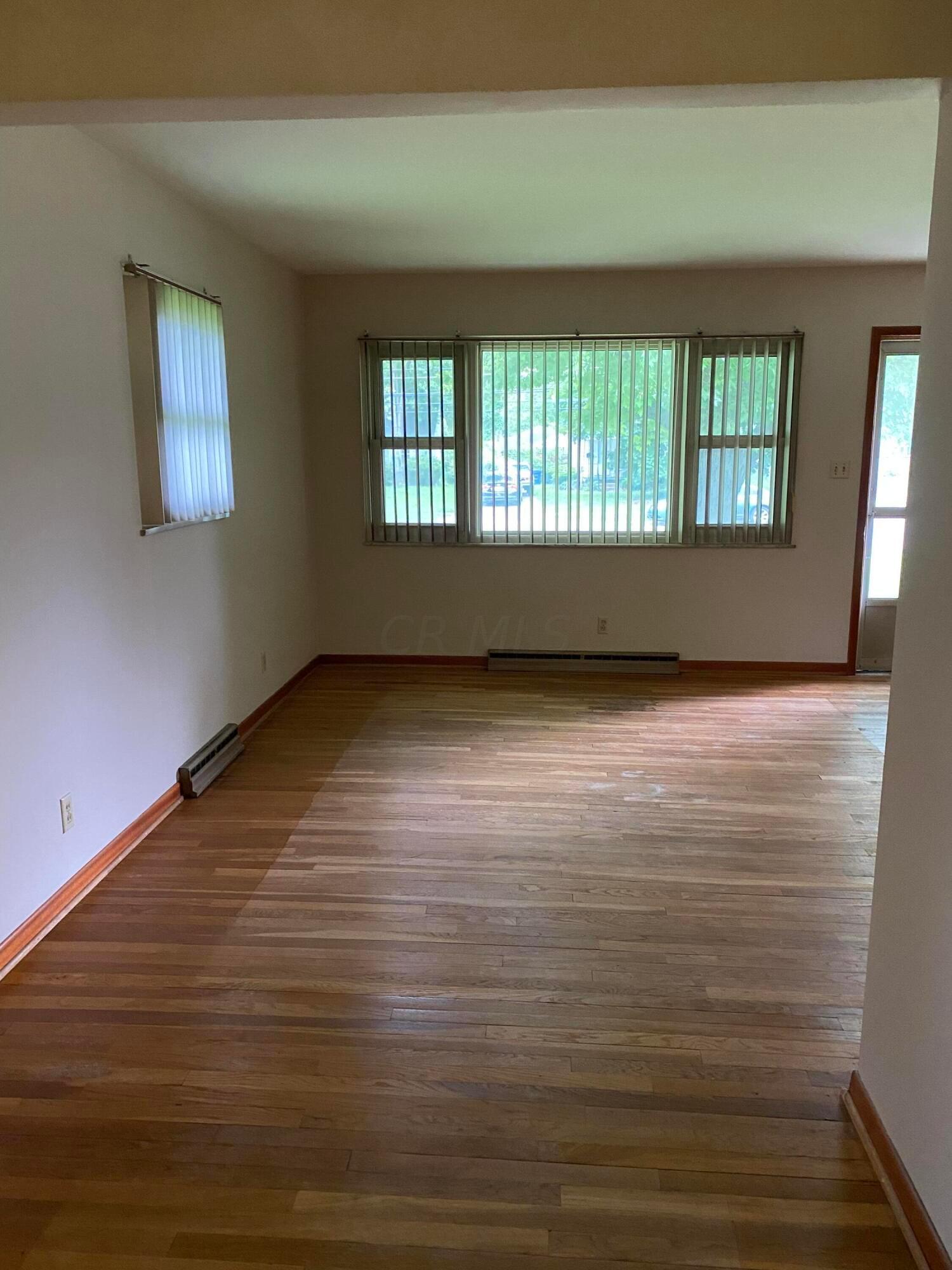 622 Beechwood Road Columbus, OH 43213 - Photo 9 of 24 Living Room