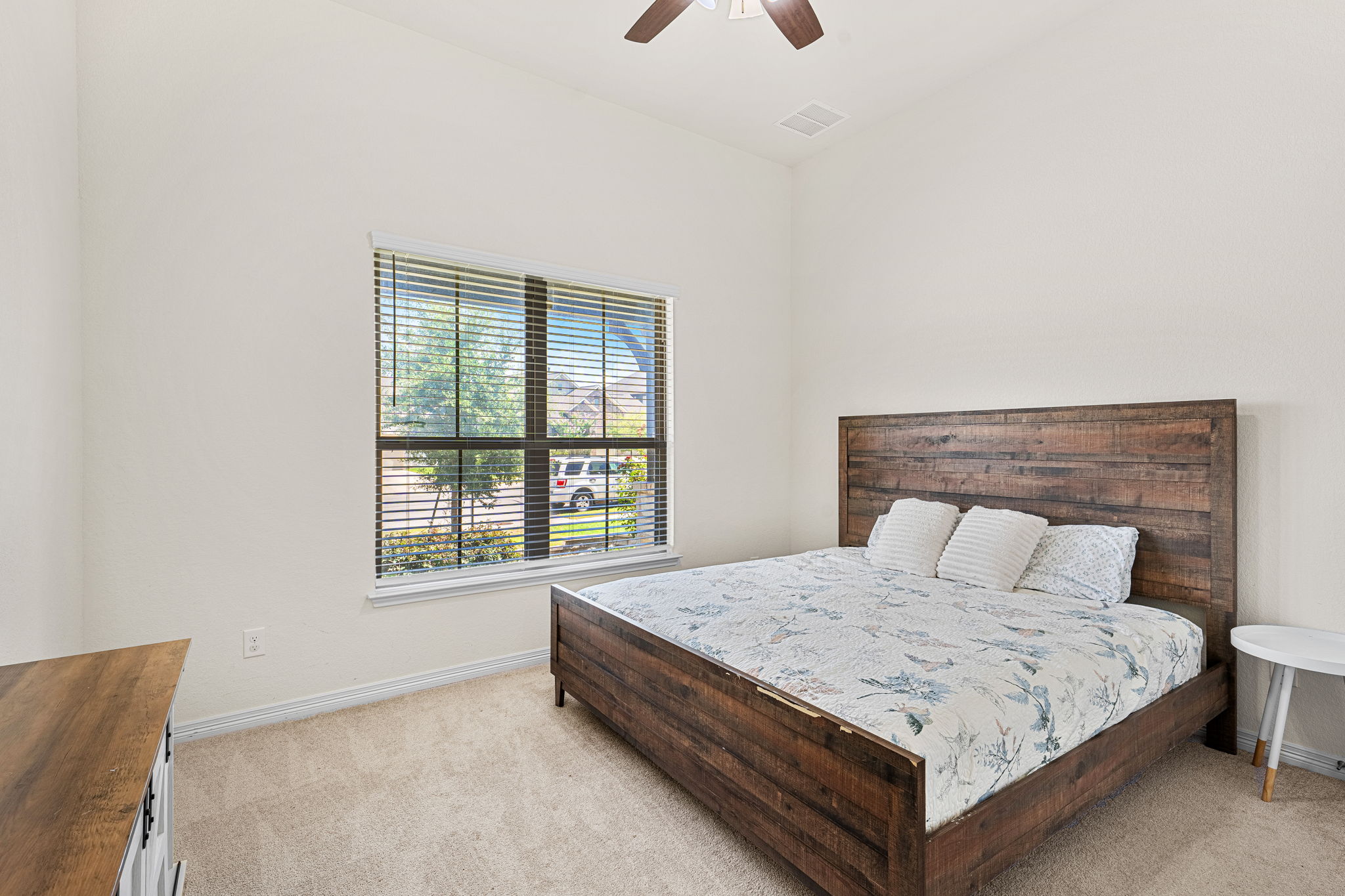 20813 Carries Ranch Road Pflugerville, TX 78660 - Photo 26 of 40 High ceilings and soft carpeting create a serene atmosphere in this restful bedroom retreat.
