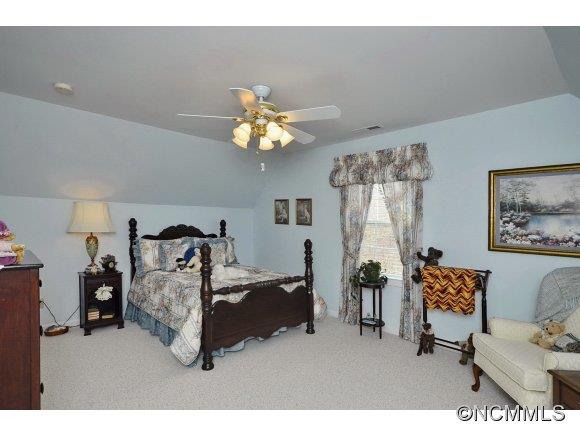 30 Splendor Ridge Waynesville, NC 28785 - Photo 16 of 23 a living room with furniture
