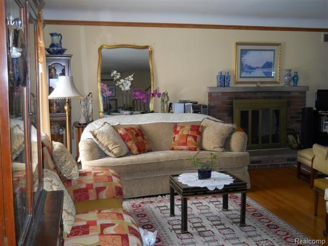 2022 Roslyn Road Grosse Pointe, MI 48236 - Photo 2 of 12 roslyn 014 (Small).jpg