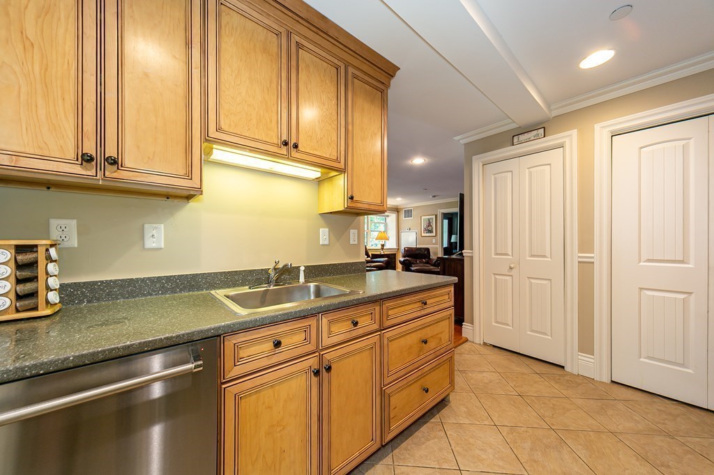 12 Russell Road, Unit 102 Wellesley, MA 02482 - Photo 15 of 22