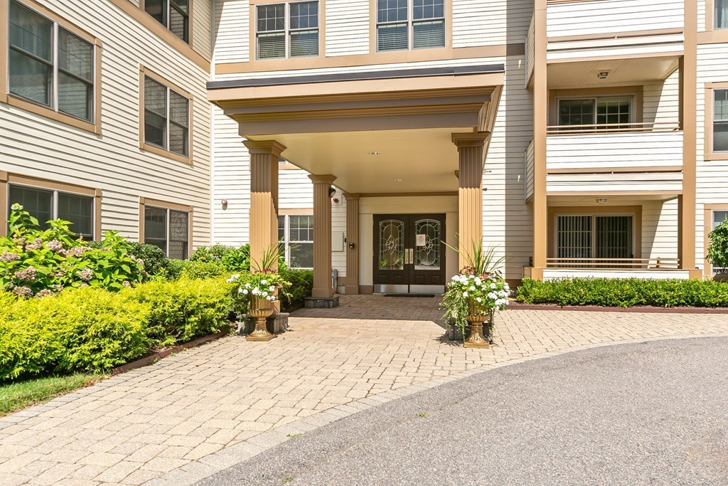 12 Russell Road, Unit 102 Wellesley, MA 02482 - Photo 2 of 22