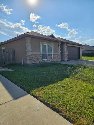 a view of a house with a backyard
