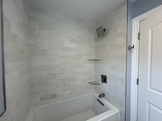 9042 South Lowe Avenue Chicago, IL 60620 - Photo 8 of 16 a bathroom with a tub