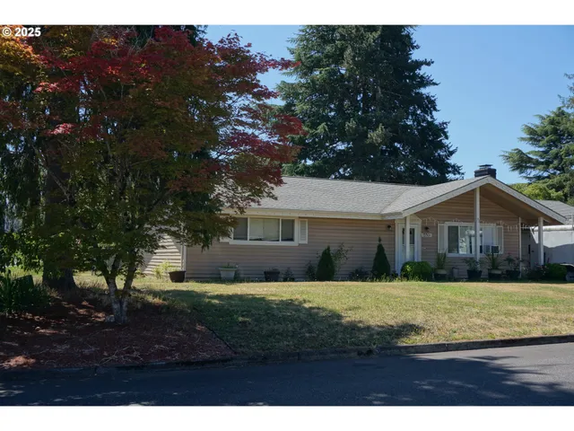 a view of house with a big yard