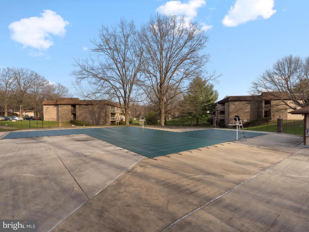 5808 Royal Ridge Drive, Unit W Springfield, VA 22152 - Photo 24 of 28 Community pool