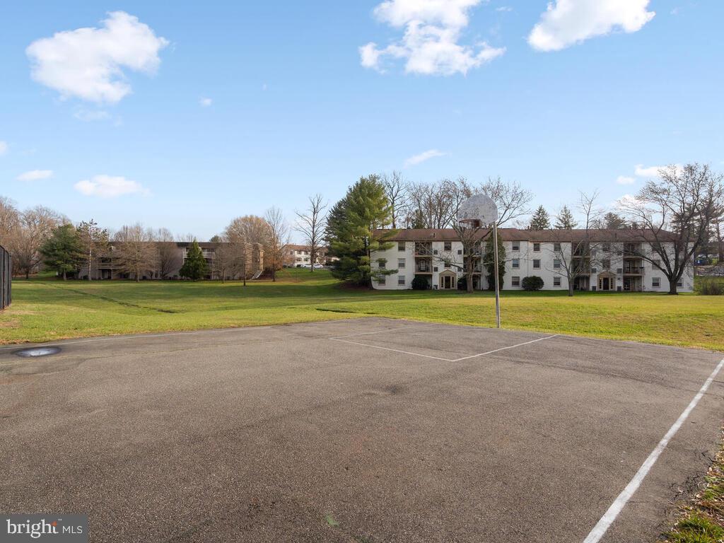 5808 Royal Ridge Drive, Unit W Springfield, VA 22152 - Photo 25 of 28 Community basketball courts