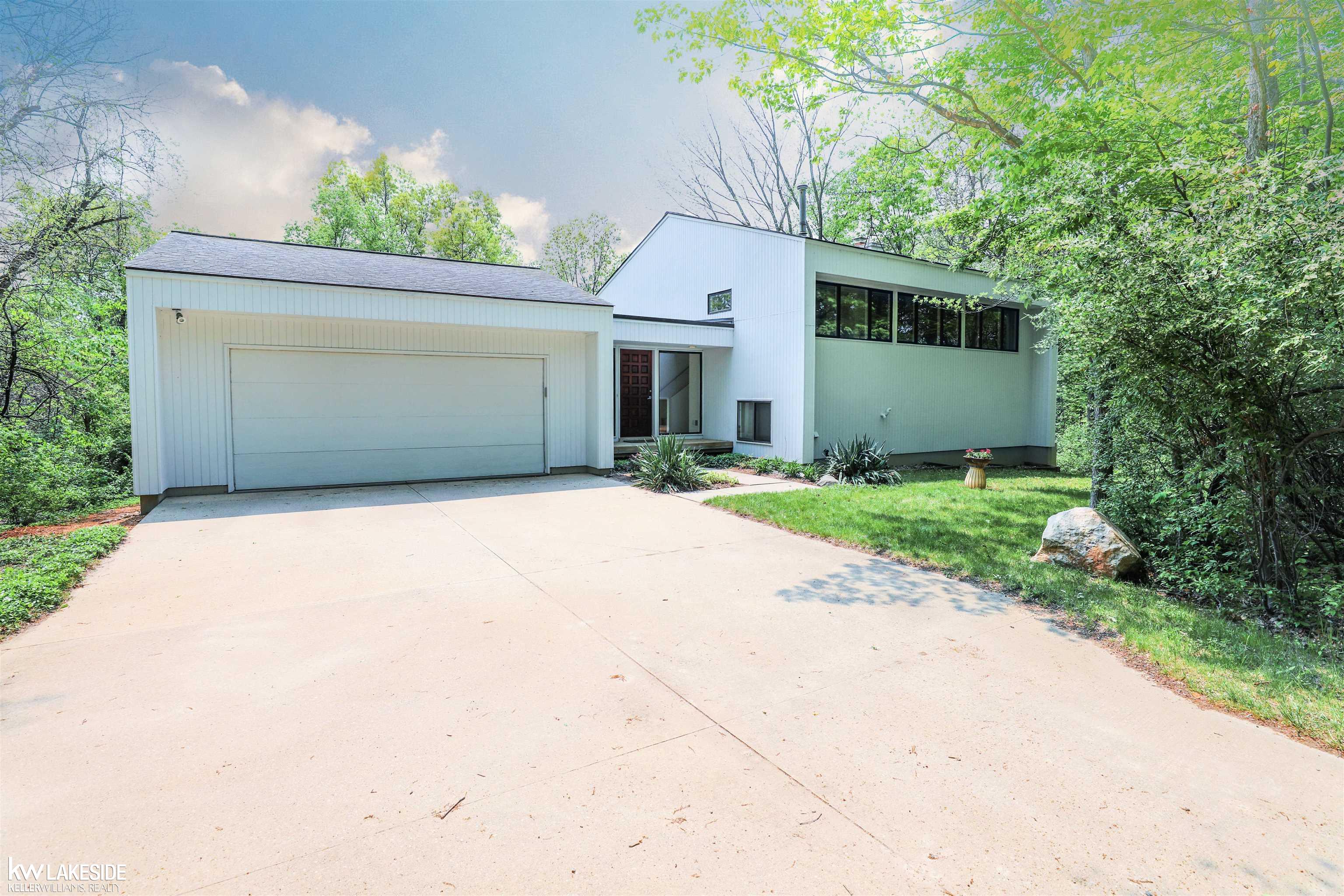 3255 Drahner Road Oxford, MI 48370 - Photo 2 of 36 50109713-1.JPG