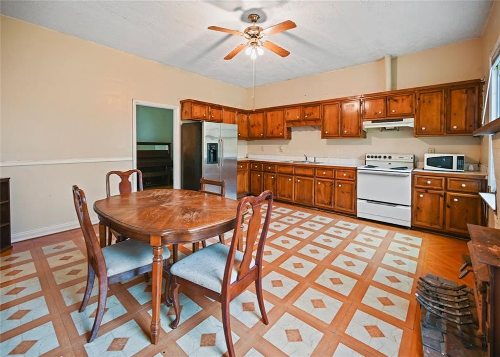 4000 Bostwick Road Madison, GA 30650 - Photo 23 of 34 a kitchen with a table chairs and a stove