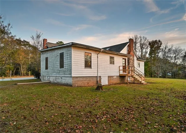a view of a house with a yard
