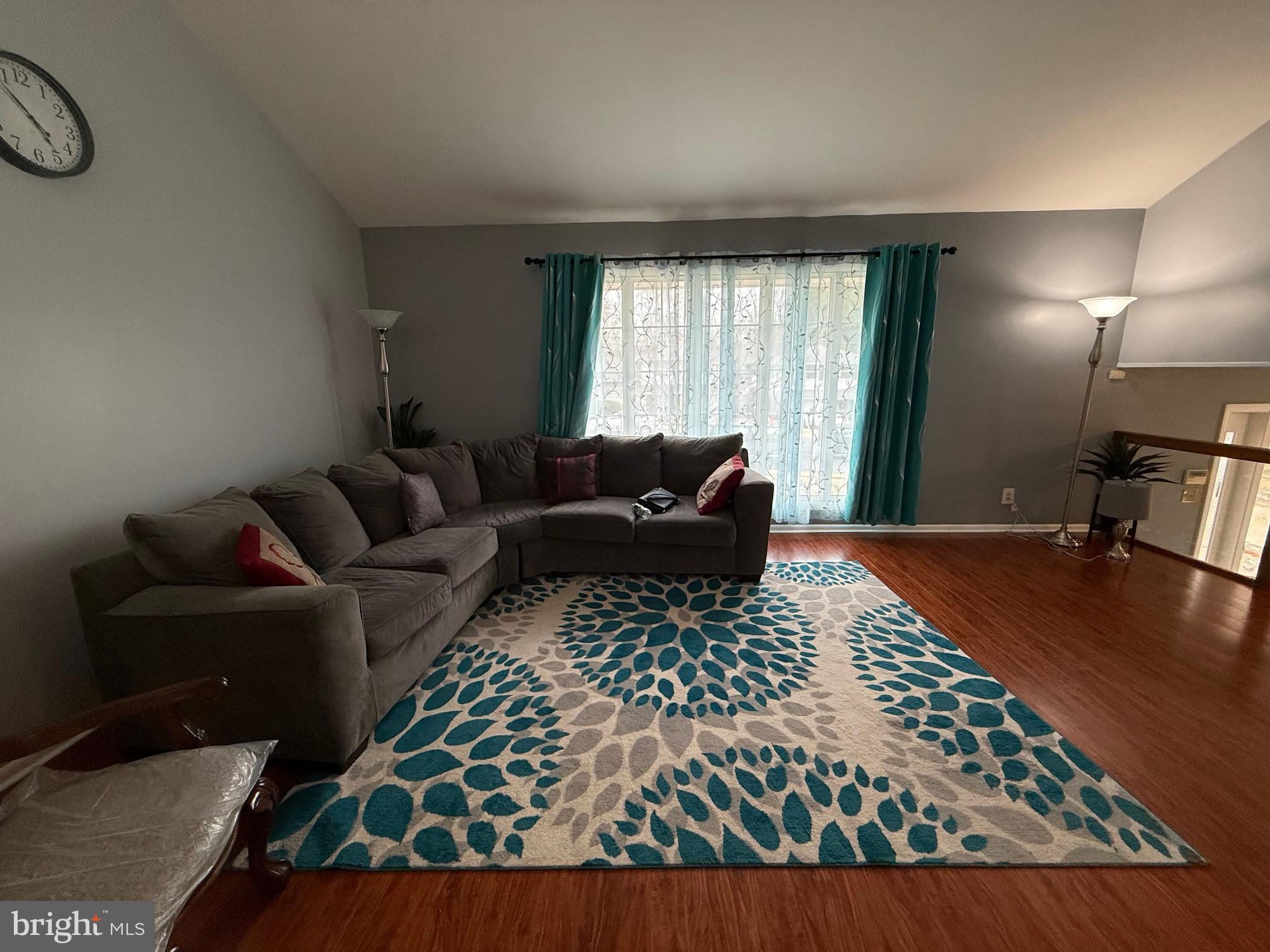 586 Kismet Road Philadelphia, PA 19115 - Photo 5 of 20 Livingroom