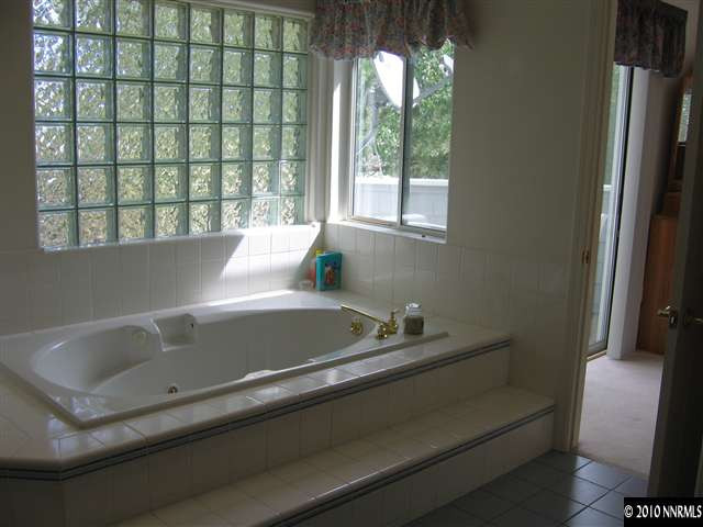4390 Bitteroot Road Reno, NV 89519 - Photo 8 of 9 a bathroom with a bathtub and window