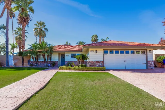 a view of a house with swimming pool and a yard
