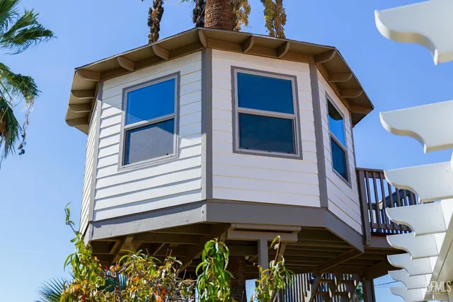 a view of a house with backyard and sitting area