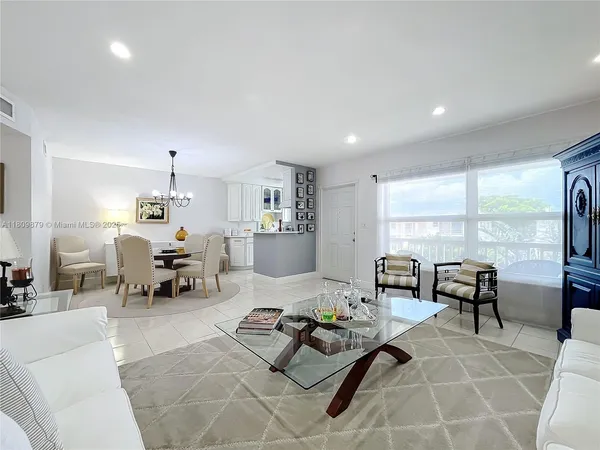 $295,000 | 708 Southeast 7th Avenue, Unit 14, Pompano Beach, FL 33060