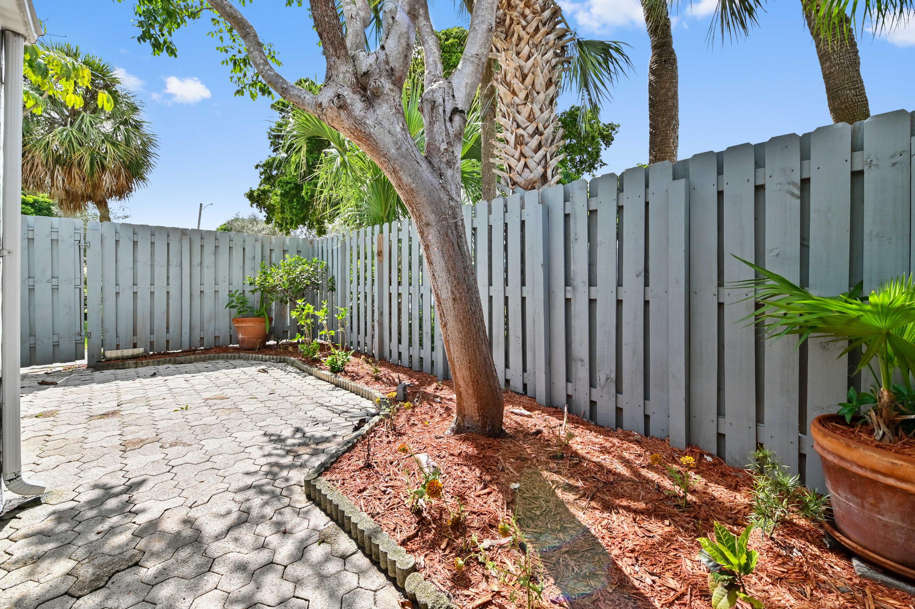 271 Northwest 15th Street Boca Raton, FL 33432 - Photo 5 of 35 05 patio 01