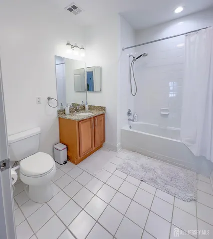 $385,000 | 2035 Route 33 Robbinsville Nj 08691, Unit 204, Hightstown, NJ 08520