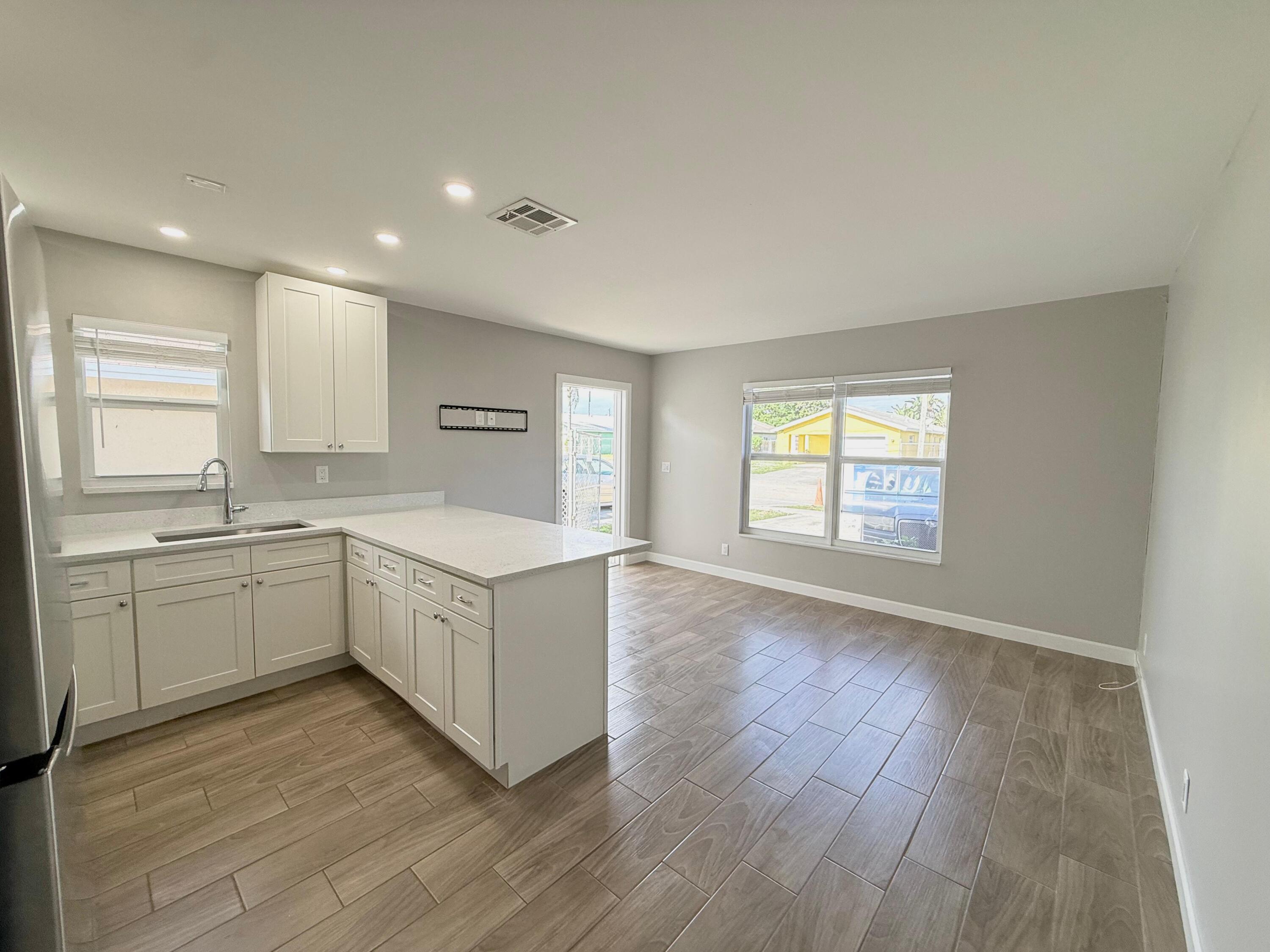 1001 West 9th Street, Unit B Riviera Beach, FL 33404 - Photo 4 of 20 WhatsApp Image 2025-12-22 at 16.44.03 (2