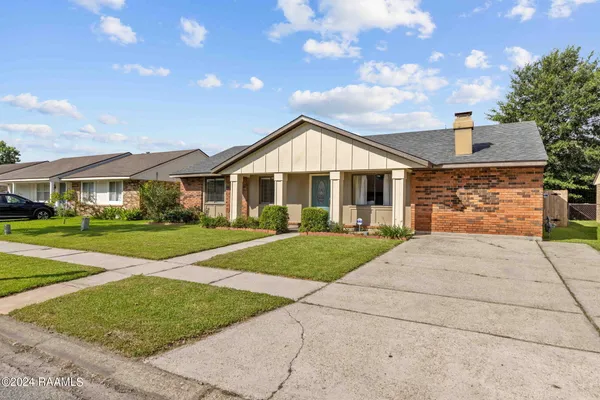 $1,800 | 303 Plaza Village Drive, Lafayette, LA 70506