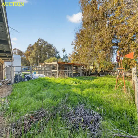 a view of yard with green space