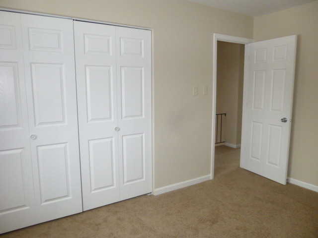 577 Redwood Road Bolingbrook, IL 60440 - Photo 17 of 20 an empty room with closet area