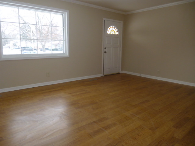 577 Redwood Road Bolingbrook, IL 60440 - Photo 3 of 20 an empty room with window