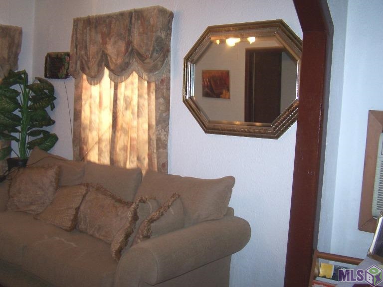 831 North 46th Street Baton Rouge, LA 70802 - Photo 2 of 10 Livingroom
