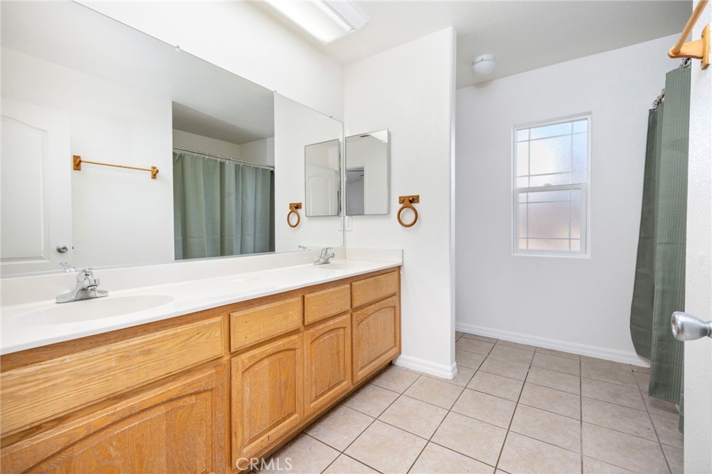1230 Shellie Lane Hemet, CA 92543 - Photo 22 of 44 a spacious bathroom with a sink a mirror and a bathtub