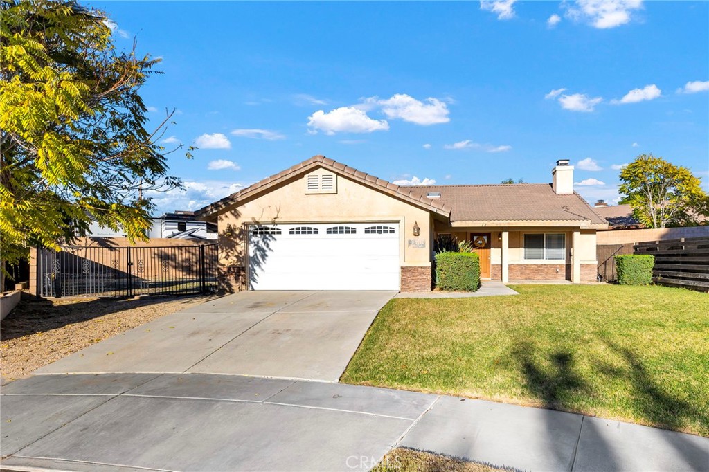 1230 Shellie Lane Hemet, CA 92543 - Photo 43 of 44 a front view of a house with a yard