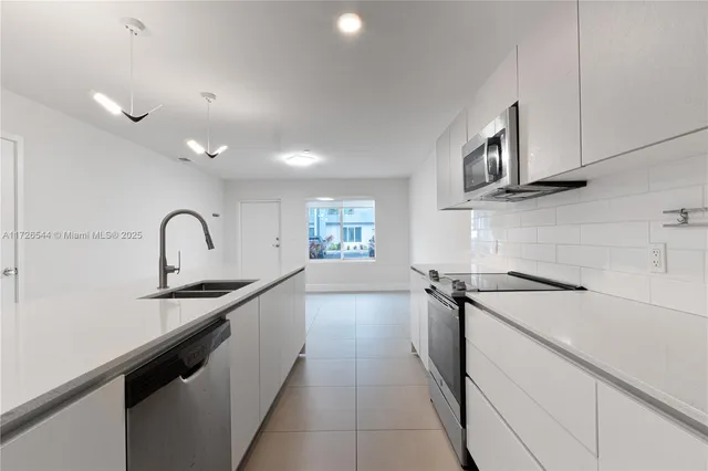 $519,000 | 2555 Northeast 193rd Street, Unit 2102, Miami, FL 33180