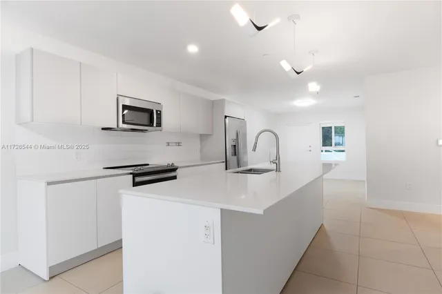 $519,000 | 2555 Northeast 193rd Street, Unit 2102, Miami, FL 33180