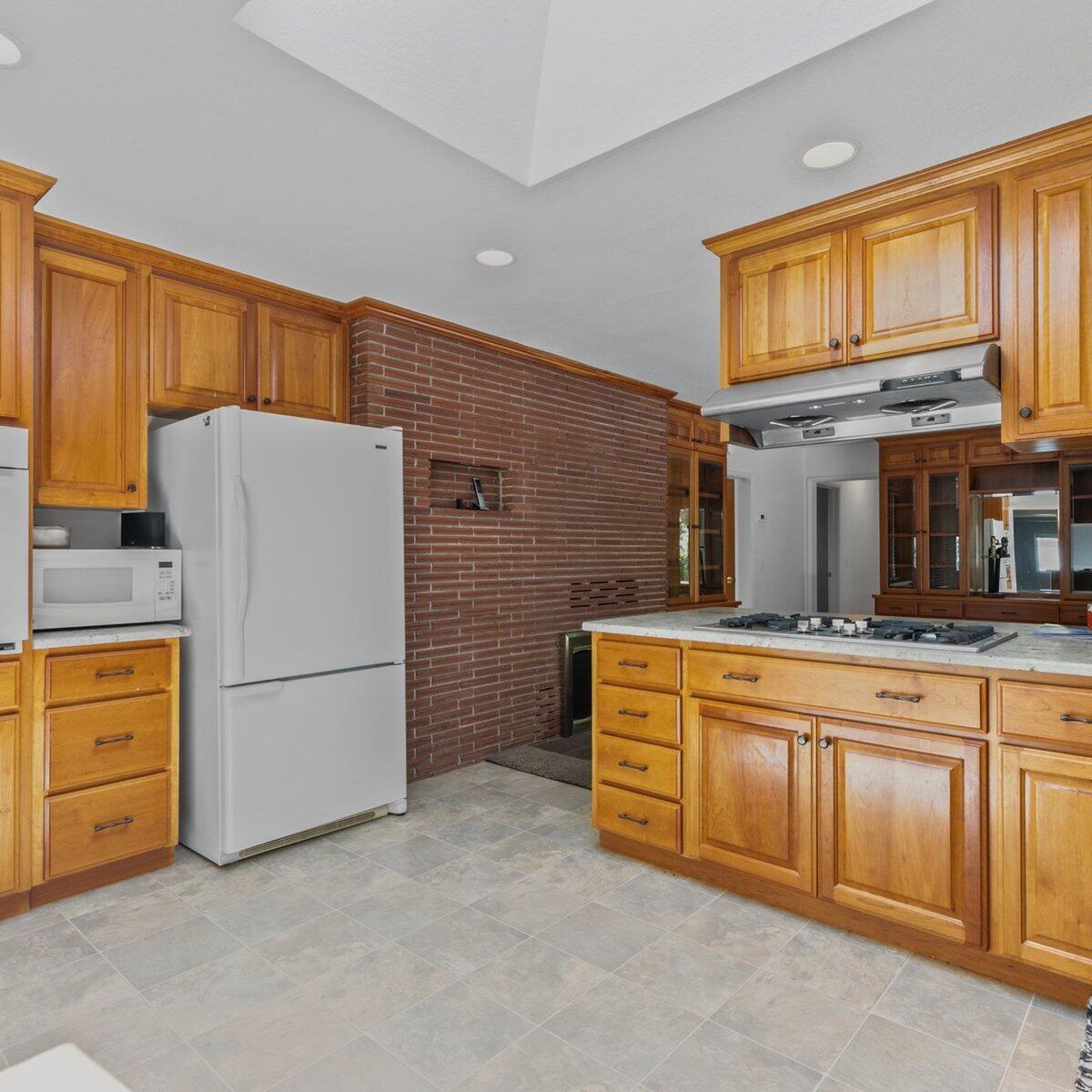 6195 Pioneer Road Medford, OR 97501 - Photo 13 of 48 45-custom-WCIM0124