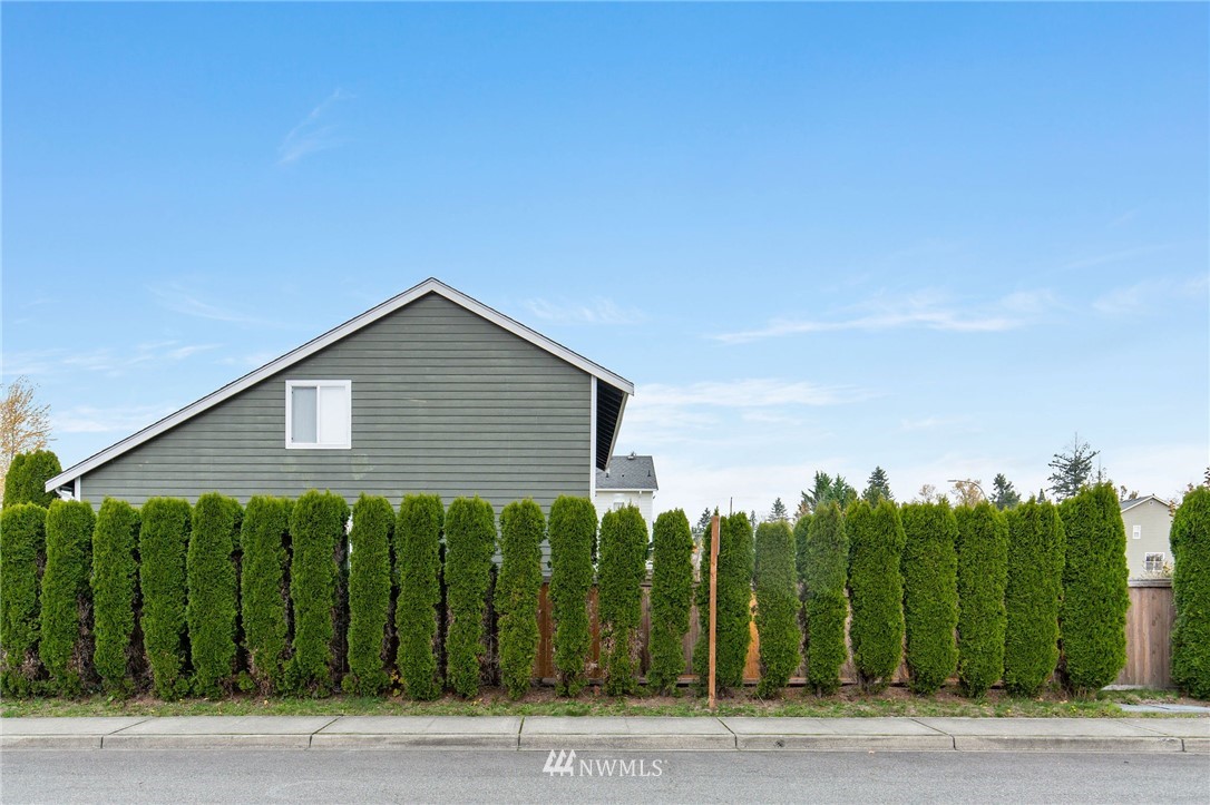 300 Mt Baker Place Northeast Renton, WA 98059 - Photo 3 of 31 Gallery Image 3
