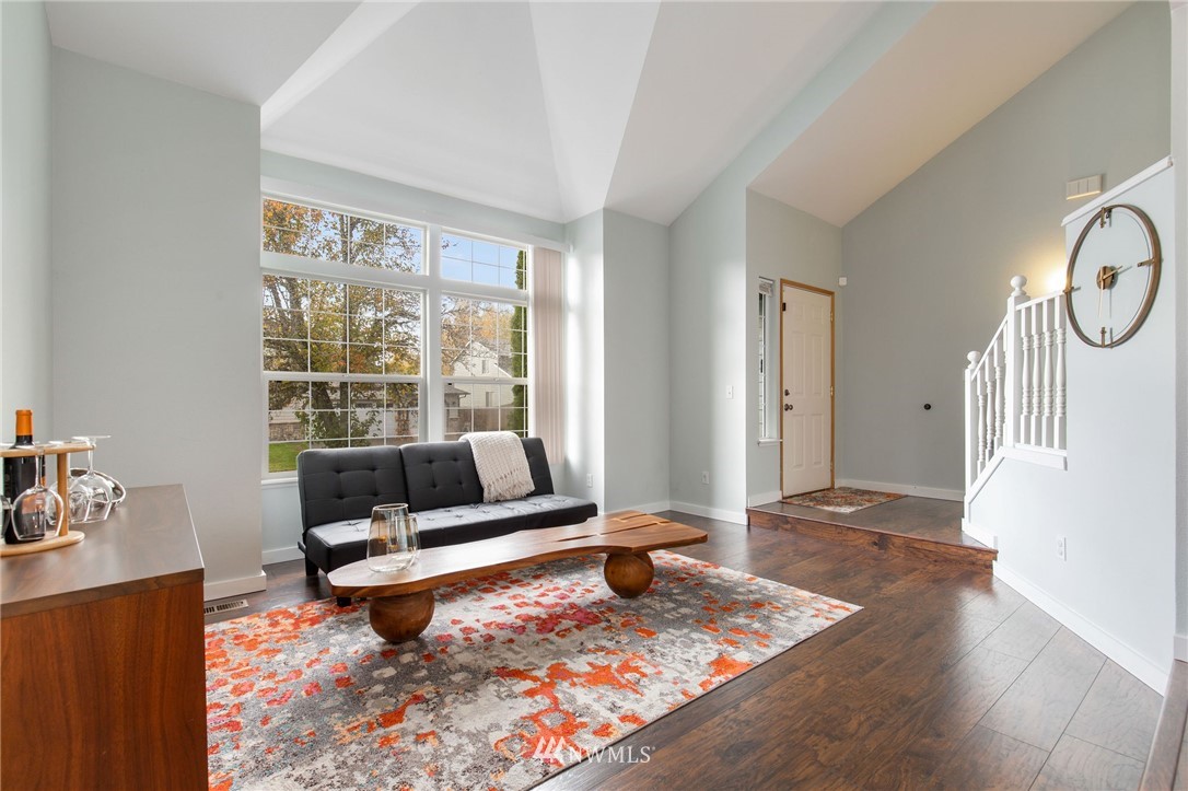 300 Mt Baker Place Northeast Renton, WA 98059 - Photo 5 of 31 Gallery Image 5