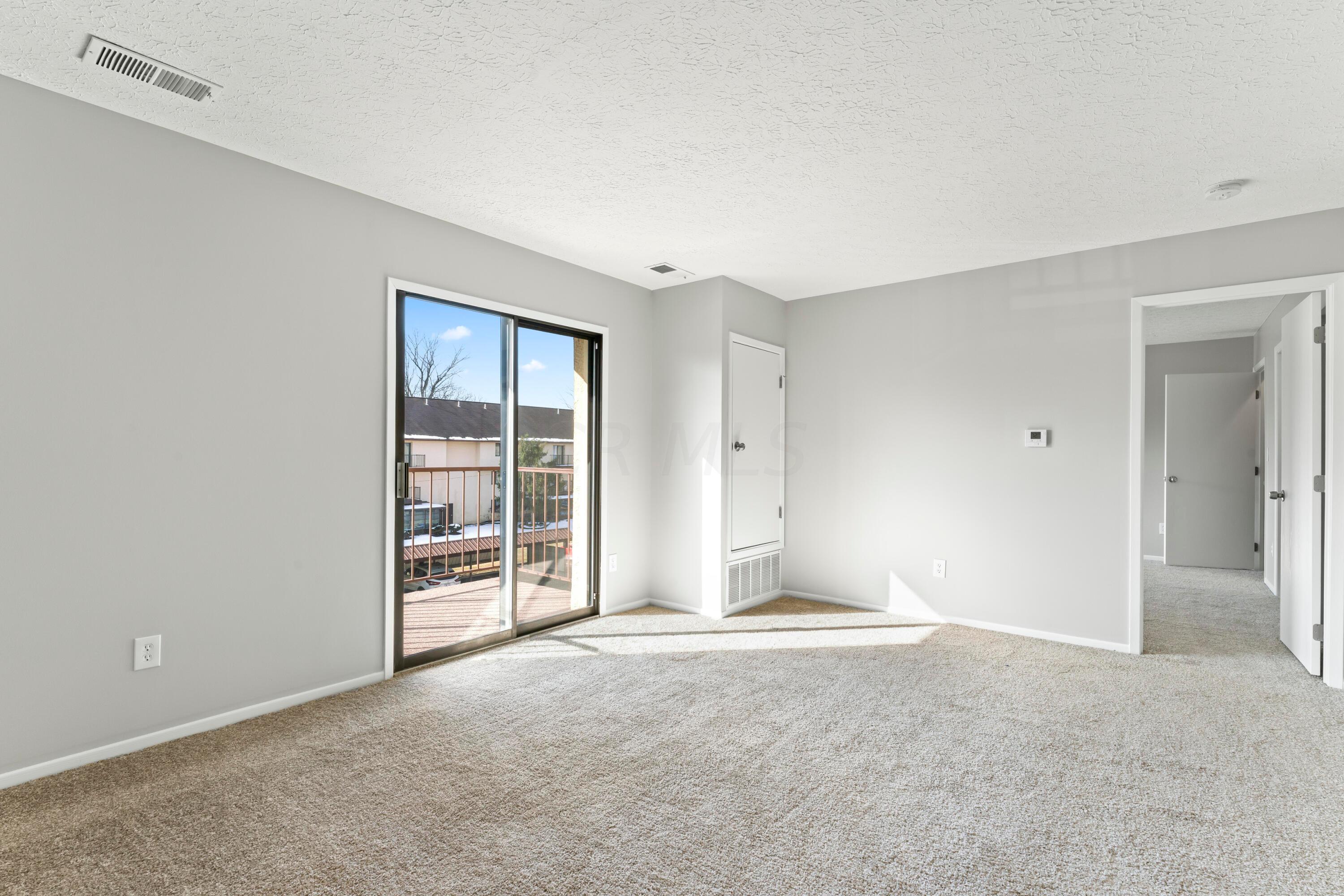 3967 Karl Road, Unit 315 Columbus, OH 43224 - Photo 4 of 26 Living Room
