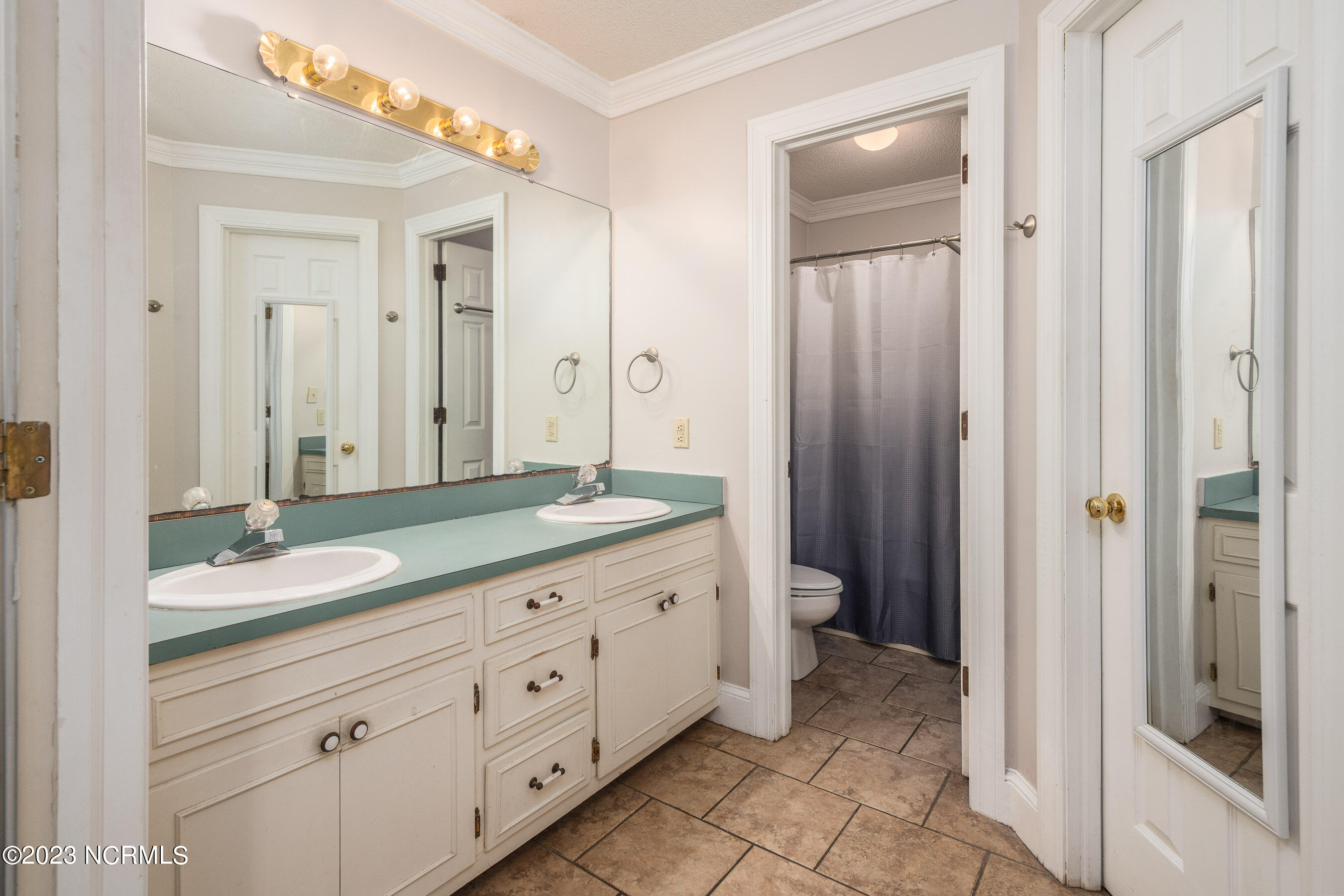 601 Winstead Road Greenville, NC 27834 - Photo 17 of 36 16 - Master Bath (1)