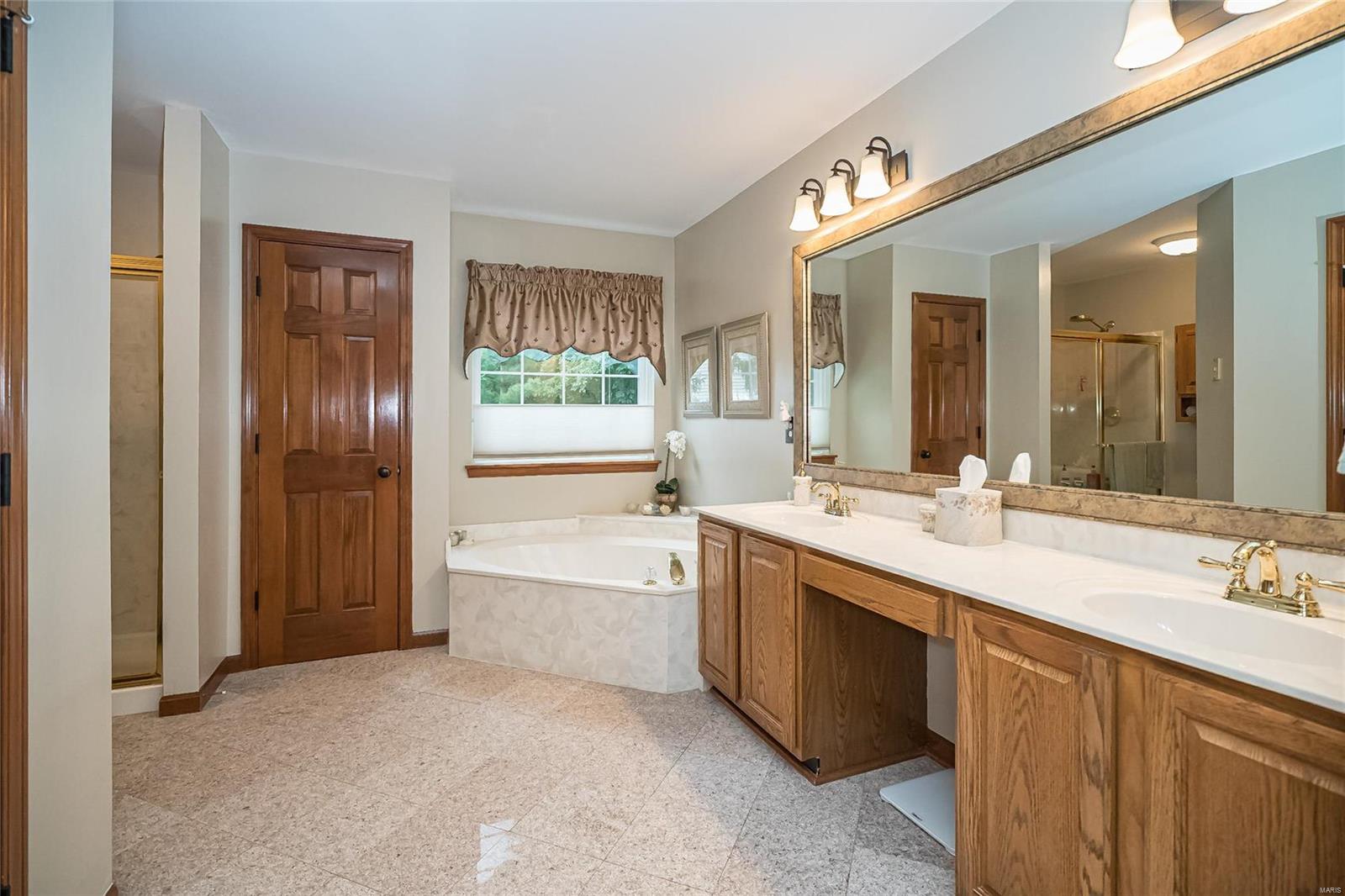 802 Castle Forest Court Ballwin, MO 63021 - Photo 18 of 46 Gallery Image 18