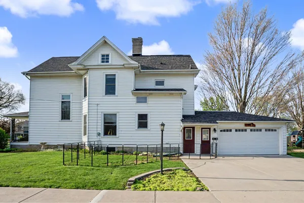 $349,000 | 1221 6th Avenue, De Witt, IA 52742
