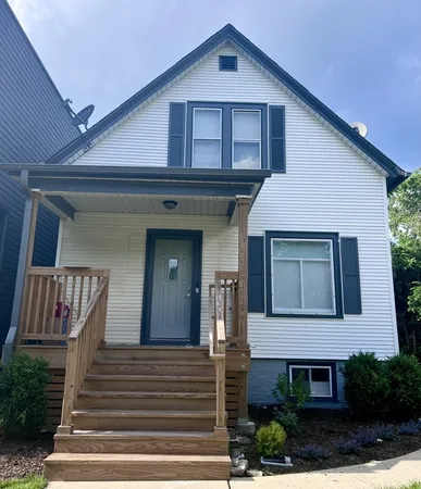 $2,995 | 1511 Greenleaf Street, Unit 1, Evanston, IL 60202