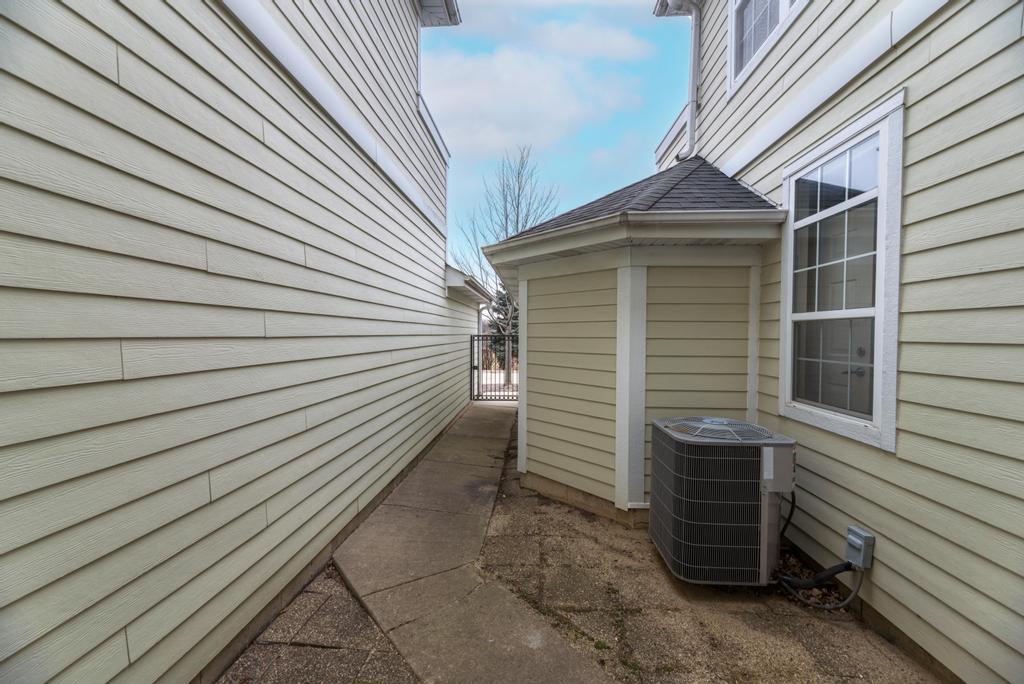 1846 Keystone Place Schaumburg, IL 60193 - Photo 28 of 30 a view of a garage of the house