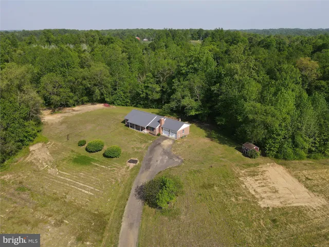 a view of a back yard