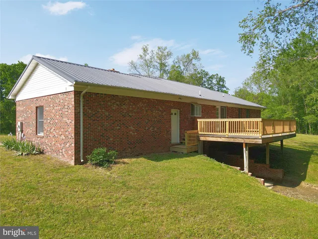 a front view of house with yard
