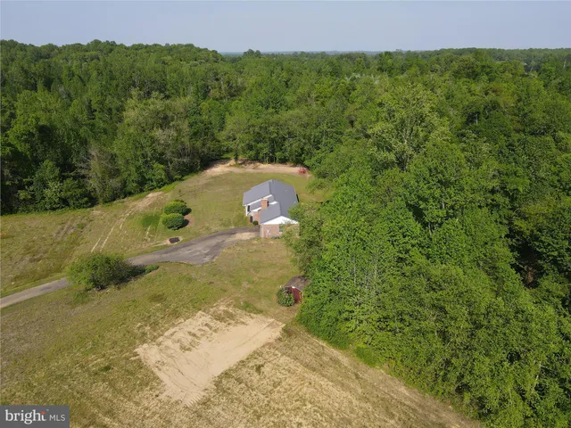 a view of a yard with a house