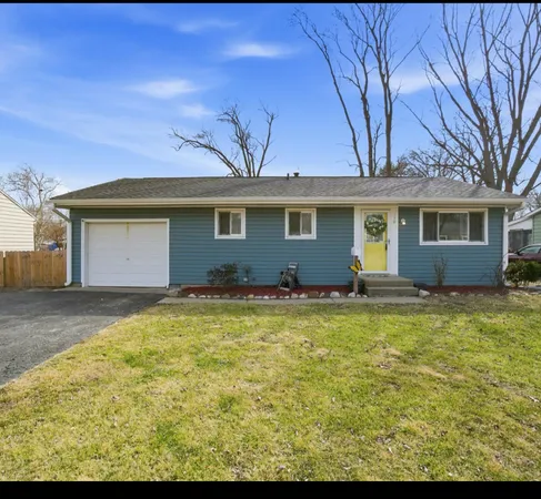 a view of a house with a yard