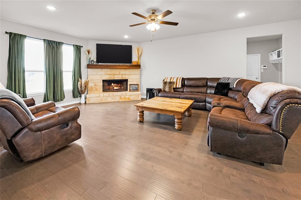 308 Olde Knoll Place Rio Vista, TX 76093 - Photo 4 of 25