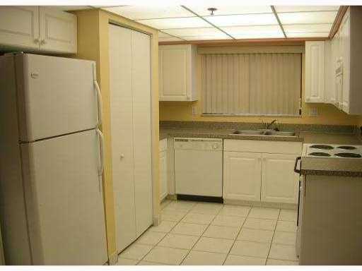 675 Berkley Street, Unit 7 Boca Raton, FL 33487 - Photo 2 of 8 KITCHEN
