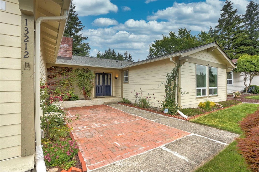 13212 Southeast 160th Place Renton, WA 98058 - Photo 3 of 25 Gallery Image 3